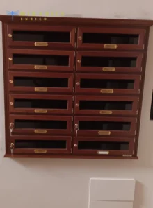 Una raccolta di immagini che mostrano diversi stili di cassette postali a muro, caratterizzate da vari materiali come legno e metallo, e design che vanno da scomparti opachi a quelli con frontali trasparenti.