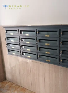 Una raccolta di immagini che mostrano diversi stili di cassette postali a muro, caratterizzate da vari materiali come legno e metallo, e design che vanno da scomparti opachi a quelli con frontali trasparenti.