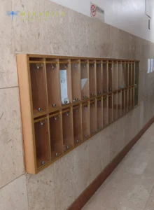 Una raccolta di immagini che mostrano diversi stili di cassette postali a muro, caratterizzate da vari materiali come legno e metallo, e design che vanno da scomparti opachi a quelli con frontali trasparenti.