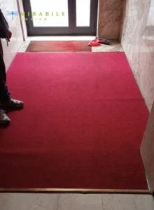 Zerbini in varie ambientazioni, inclusi corridoi con ascensori e scale, che mostrano stili e materiali diversi.