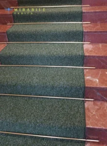 Zerbini in varie ambientazioni, inclusi corridoi con ascensori e scale, che mostrano stili e materiali diversi.