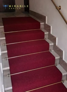 Zerbini in varie ambientazioni, inclusi corridoi con ascensori e scale, che mostrano stili e materiali diversi.