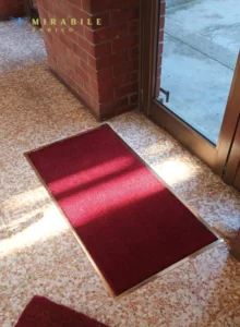 Zerbini in varie ambientazioni, inclusi corridoi con ascensori e scale, che mostrano stili e materiali diversi.