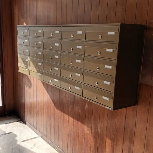 Una raccolta di immagini che mostrano diversi stili di cassette postali a muro, caratterizzate da vari materiali come legno e metallo, e design che vanno da scomparti opachi a quelli con frontali trasparenti.